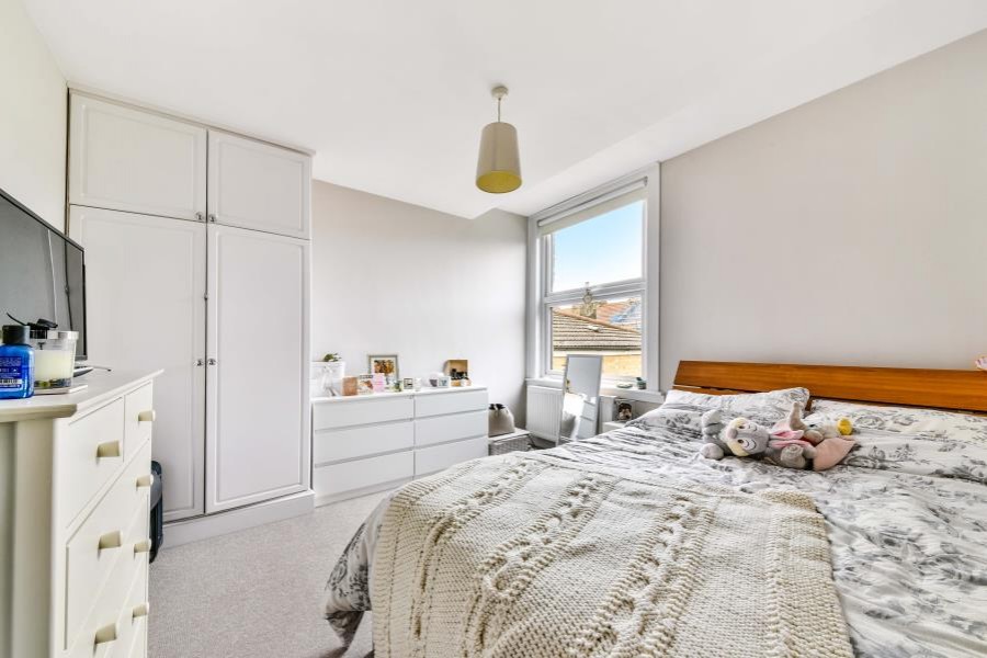 Images for CREWDSON ROAD, OVAL