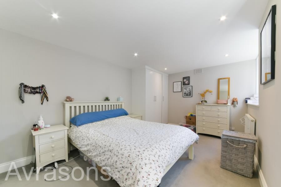 Images for CREWDSON ROAD, OVAL