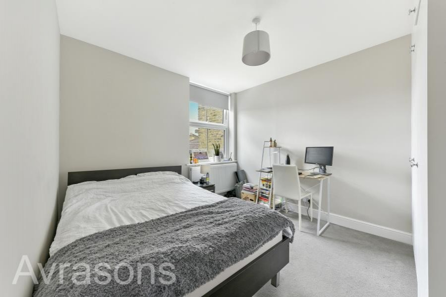 Images for CREWDSON ROAD, OVAL
