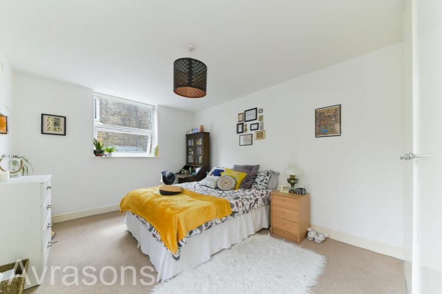 Images for CREWDSON ROAD, OVAL