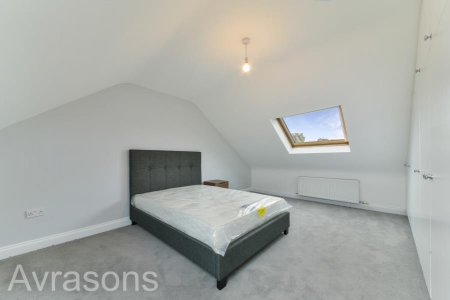 Images for CREWDSON ROAD, OVAL